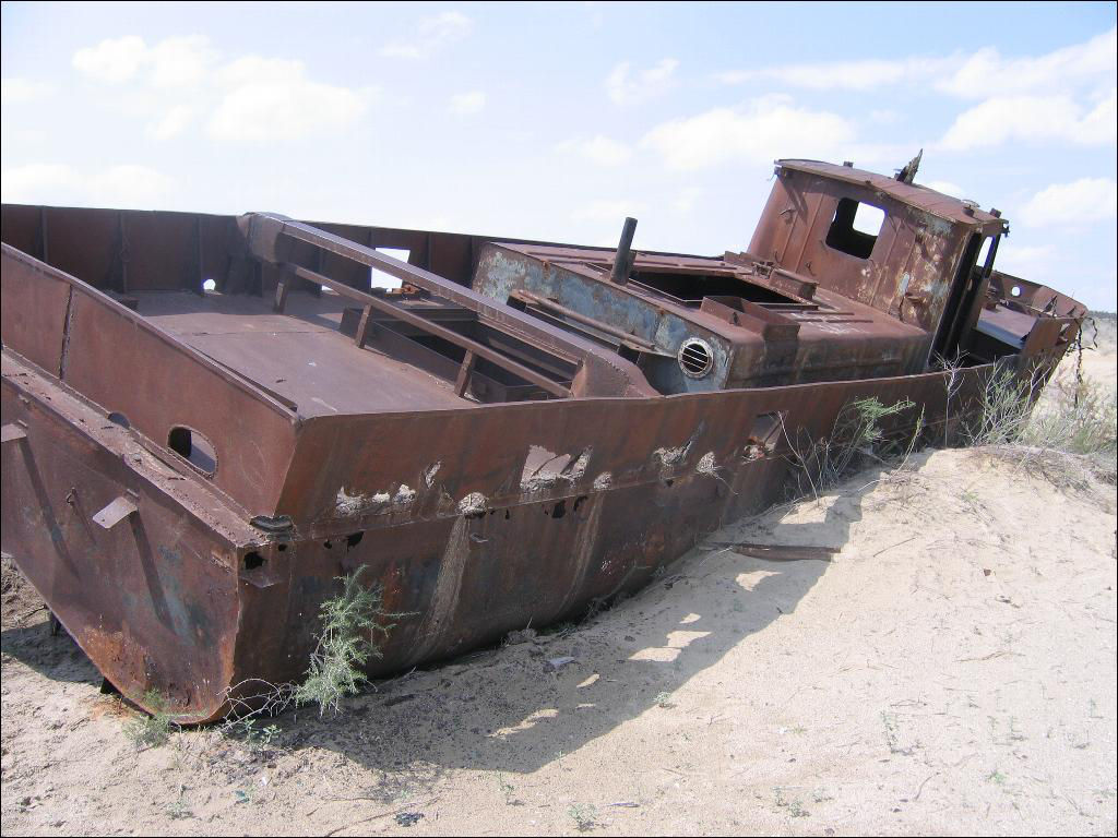 Barco varado en el Mar de Aral (de Gilad Rom, WikiCommons).