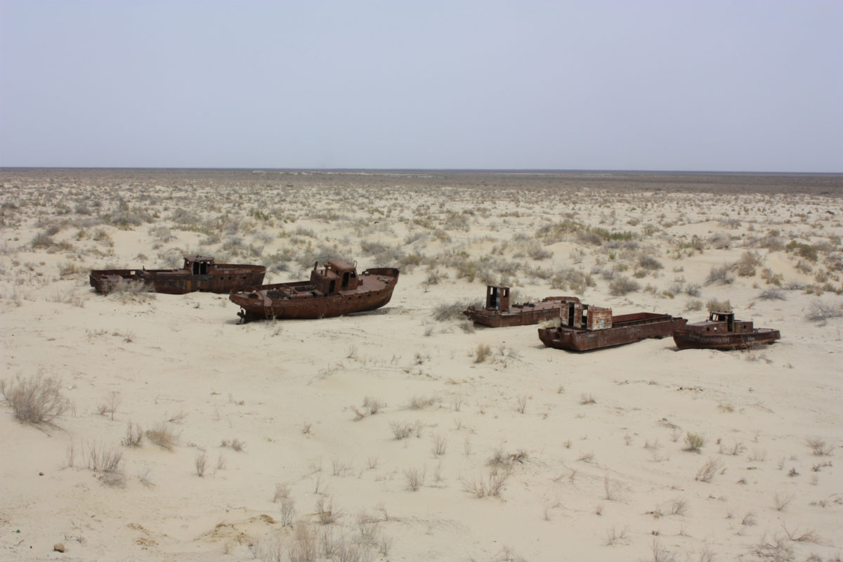 Barcos varados no que un día foi o leito do Mar de Aral